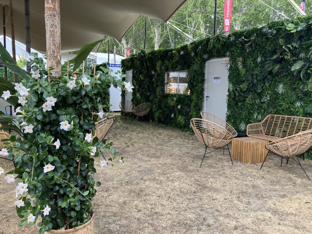 Habillage végétal d’un Algéco dans l’espace artistes du NRJ Music Tour à Toulouse