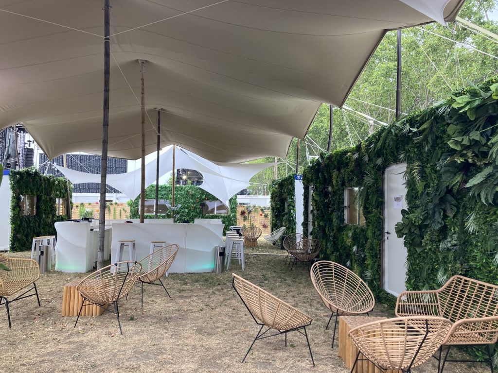 Décor végétal de l’espace artistes du NRJ Music Tour à Toulouse réalisé par VESTA Création