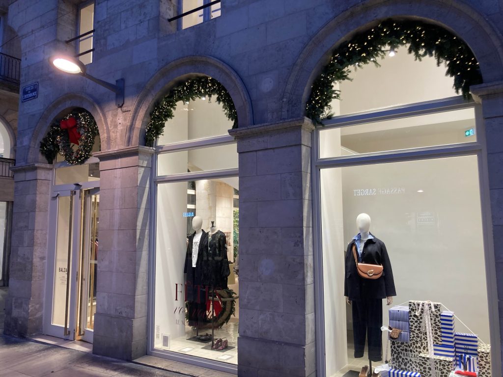 decoration-noel-vitrine-boutique-toulouse.jpg