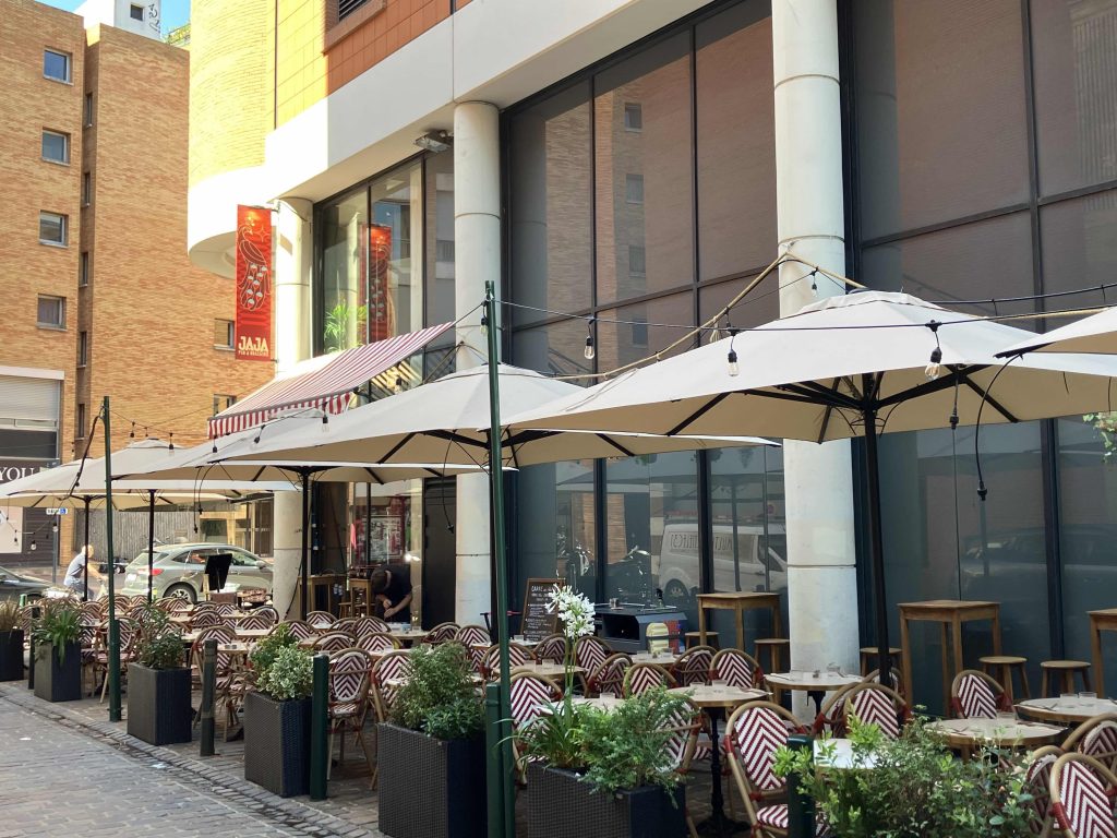 Jardinières végétalisées sur la terrasse d’un restaurant à Toulouse