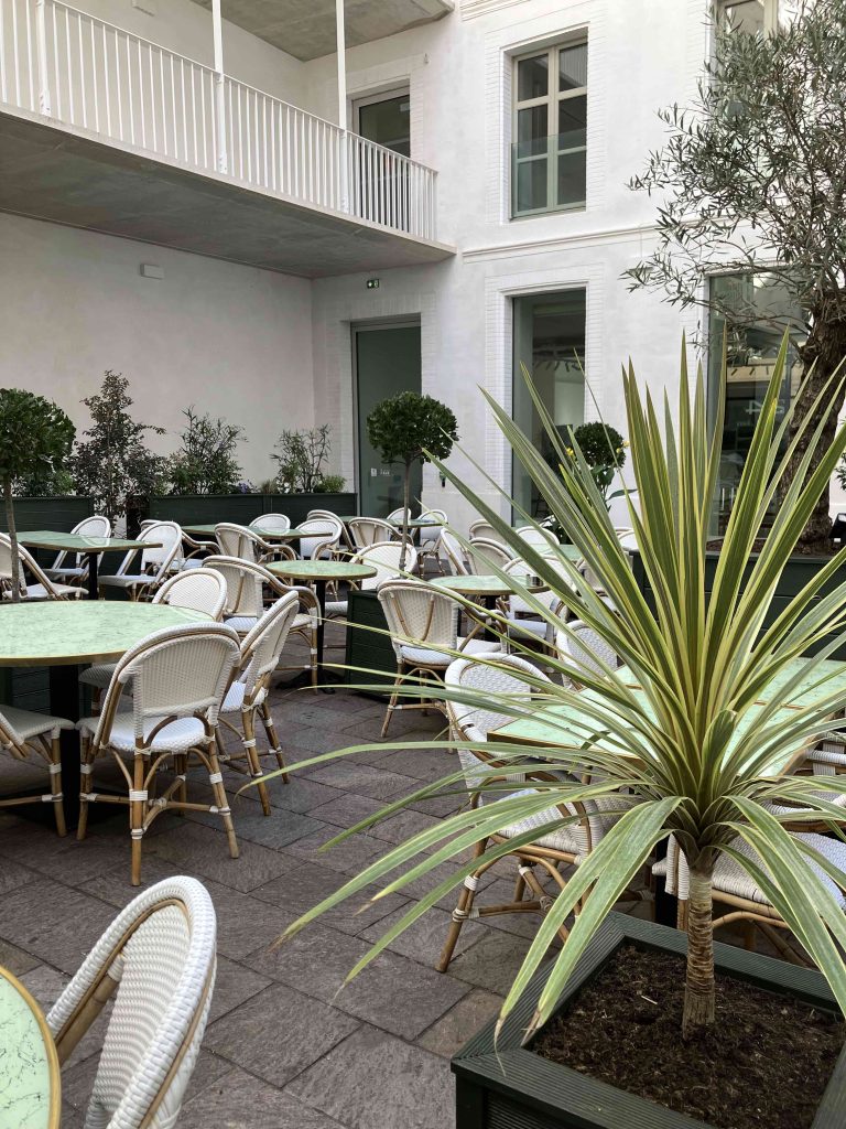 Décoration végétale d’une terrasse de restaurant à Toulouse