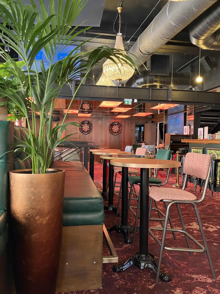 Plantes et pots décoratifs dans la salle d’un restaurant à Toulouse
