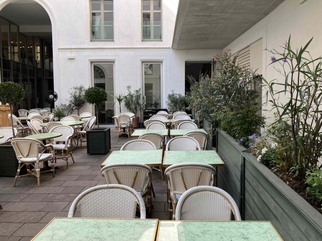 Aménagement d’une terrasse de restaurant avec des plantes à Toulouse