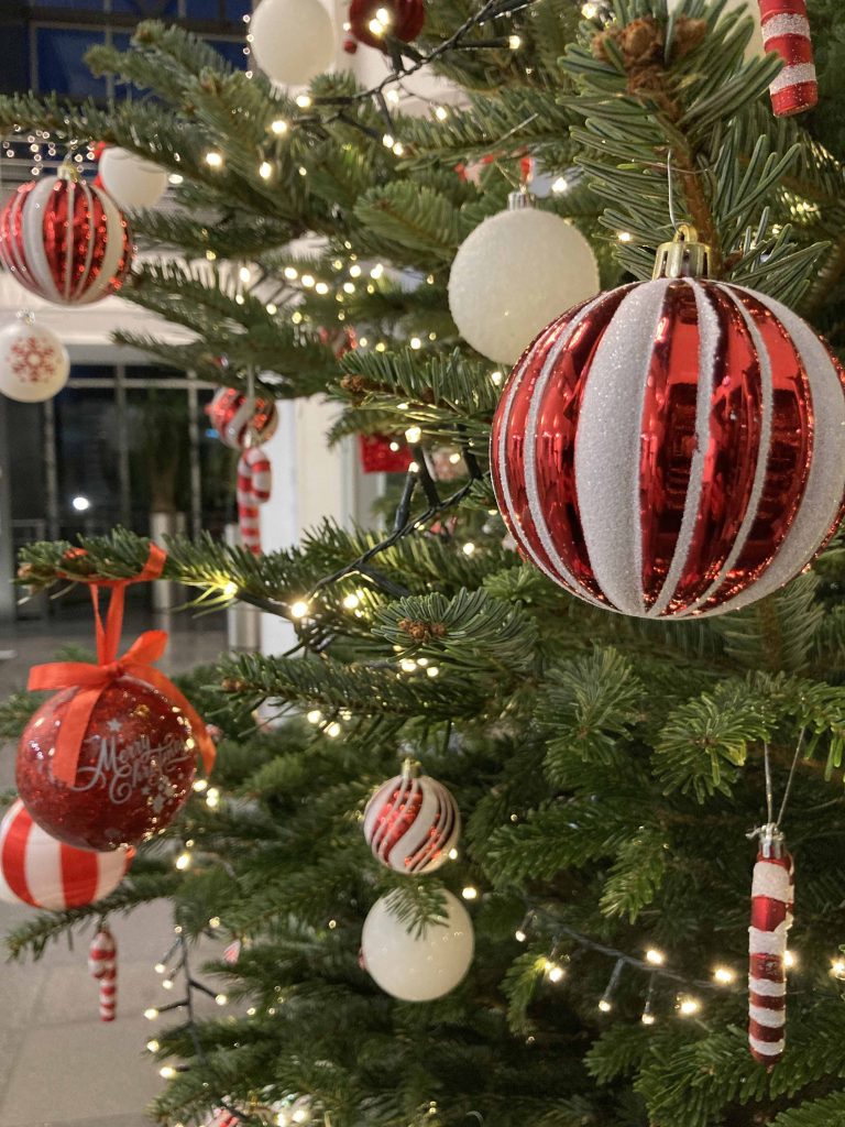 Sapin de Noël décoré dans les locaux d’une entreprise à Toulouse