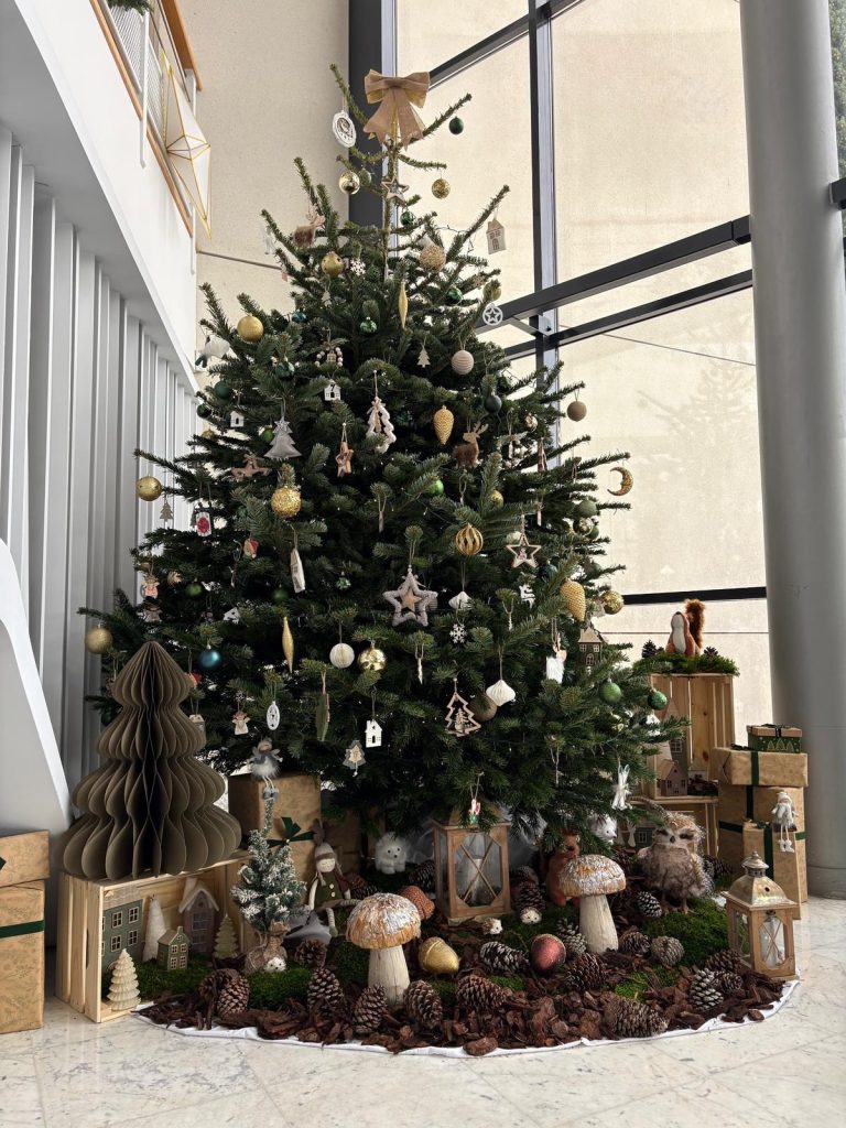 Sapin de Noël décoré avec une scénographie au pied du sapin à Toulouse
